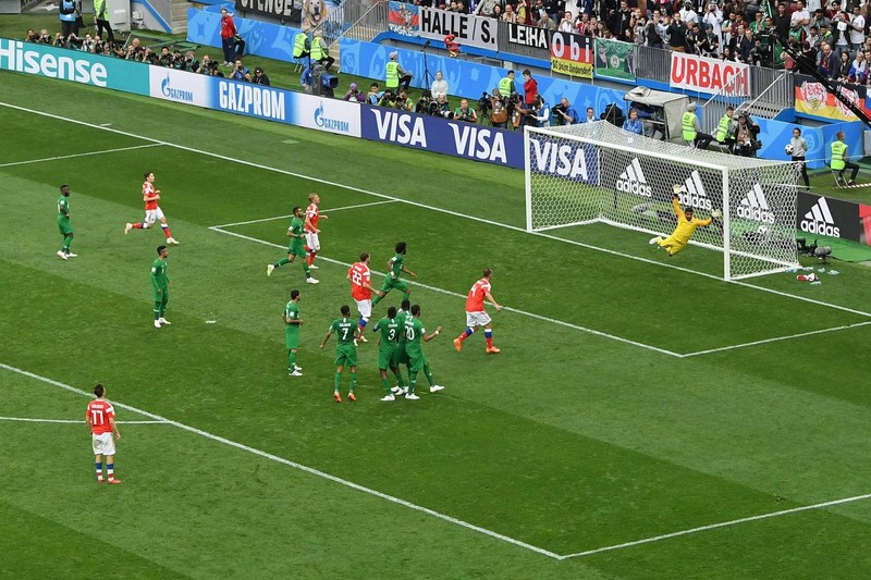 Thủ môn Al-Malouf đoán sai hướng trong pha sút phạt của Golovin. Ảnh: Independent Thủ môn Al-Malouf đoán sai hướng trong pha sút phạt của Golovin. Ảnh: Independent