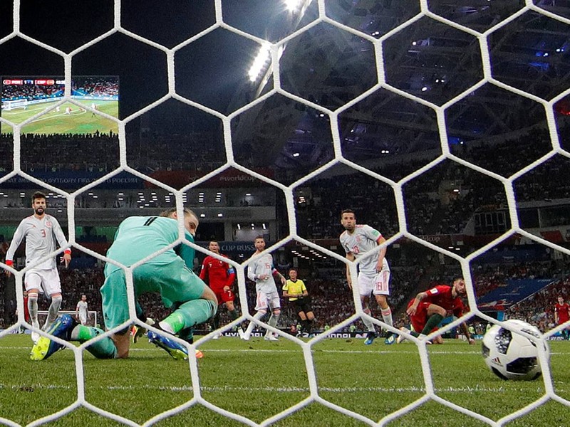 De Gea mắc sai lầm trong pha ghi bàn thứ 2 của Ronaldo. Ảnh Independent De Gea mắc sai lầm trong pha ghi bàn thứ 2 của Ronaldo. Ảnh Independent