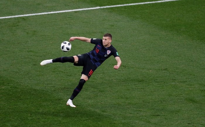 Pha ghì bàn của Ante Rebić nhờ công lớn của thủ thành Willy Caballero. Ảnh: Reuters Pha ghì bàn của Ante Rebić nhờ công lớn của thủ thành Willy Caballero. Ảnh: Reuters