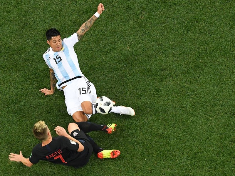 Pérez có một trận đấu không dễ dàng khi phải đối mặt với Ivan Rakitic. Ảnh: Independent Pérez có một trận đấu không dễ dàng khi phải đối mặt với Ivan Rakitic. Ảnh: Independent