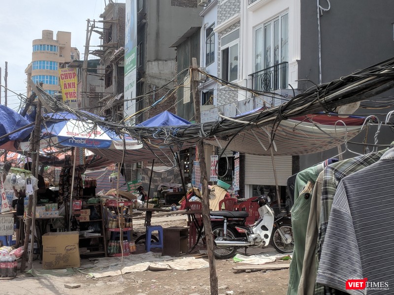 Quần áo phơi ngay trên đường dây điện.