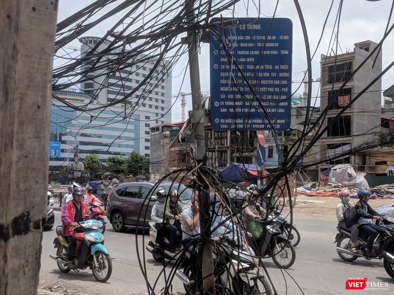 Một bến chờ xe bus trên đường Minh Khai.