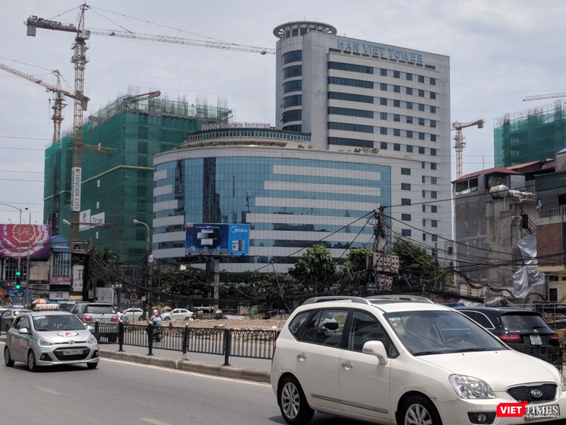 Dây điện, cáp viễn thông chằng chịt gây mất mỹ quan trên tuyến đường vào trung tâm thủ đô.