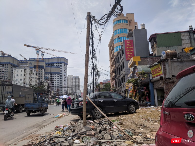 Một số đường dây cáp buông thõng xuống đất.