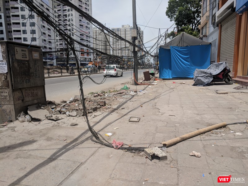 Những đoạn dây điện, dây cáp sát mặt đất gây mất an toàn, đặc biệt trong những ngày mưa bão.