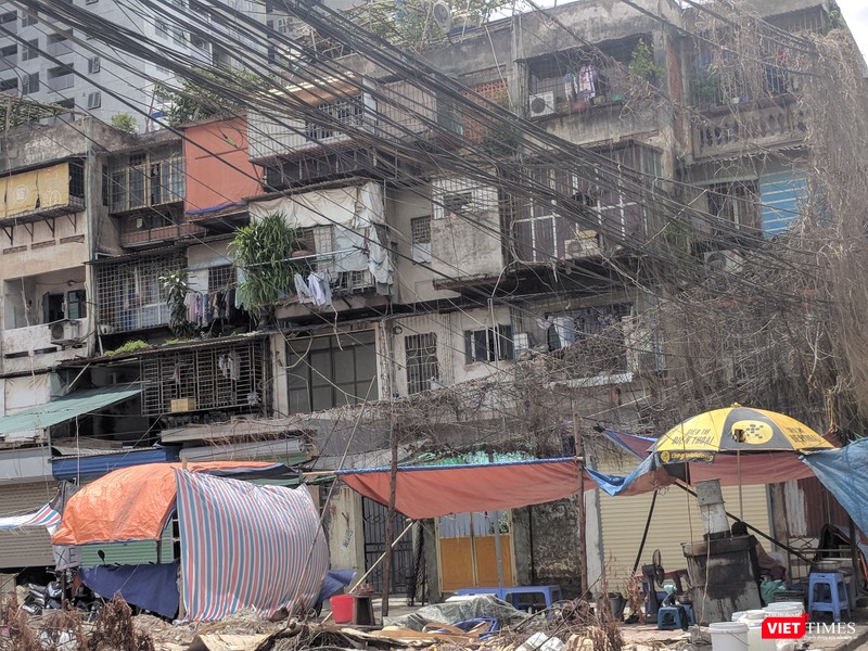 Đường dây đan nhau chằng chịt dọc theo các ngõ ngách, bắc ngang qua nhà dân trên đường Minh Khai.