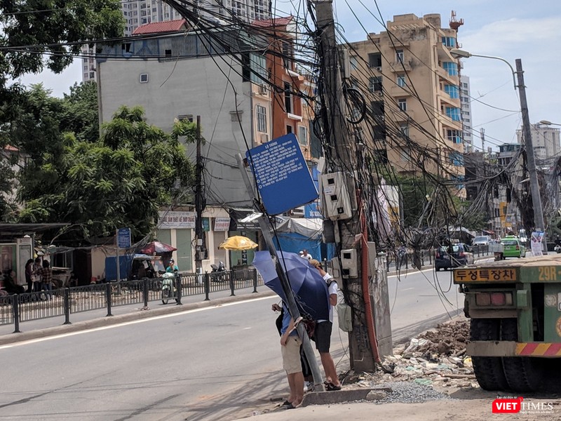 Người dân địa phương đã quen với tình trạng dây điện nguy hiểm thế này.