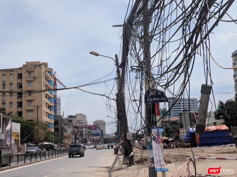 Ngõ 401 Minh Khai bị các bó dây che lấp.