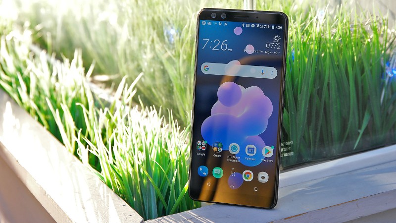 HTC U12+. Ảnh: Gizmodo