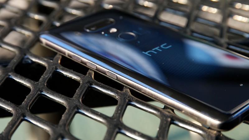 Cụm phím giả bố trí trên viền của HTC U12+. Ảnh: Gizmodo Cụm phím giả bố trí trên viền của HTC U12+. Ảnh: Gizmodo