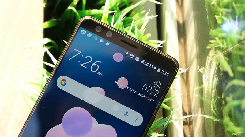 U12+ được trang bị camera kép ở cả phía trước và phía sau. Ảnh: Gizmodo U12+ được trang bị camera kép ở cả phía trước và phía sau. Ảnh: Gizmodo