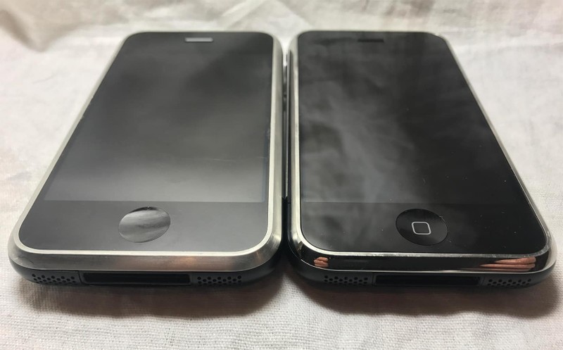 Bộ đôi này nằm trong số ít nguyên mẫu của thế hệ iPhone đầu tiên còn sót lại. Ảnh: Hap Plain Bộ đôi này nằm trong số ít nguyên mẫu của thế hệ iPhone đầu tiên còn sót lại. Ảnh: Hap Plain