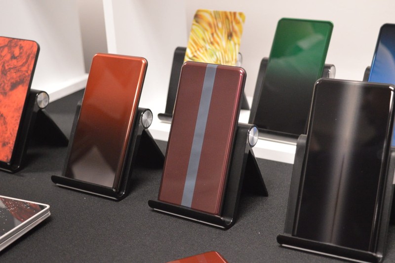 Kính cường lực Gorilla Glass có thể trang trí theo nhiều cách khác nhau. Ảnh: DT Kính cường lực Gorilla Glass có thể trang trí theo nhiều cách khác nhau. Ảnh: DT