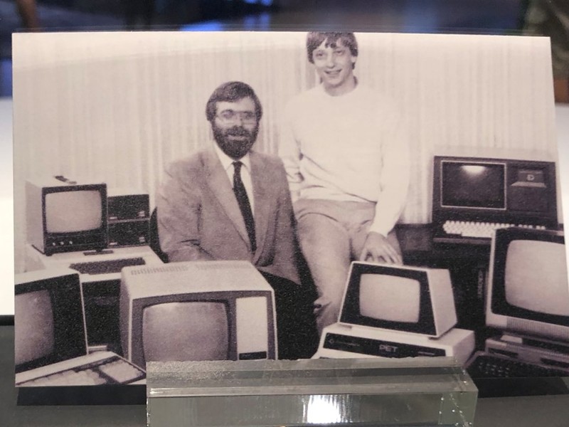 Bức ảnh chụp ông Bill Gates và ông Paul Allen năm 1981 được trưng bày tại Trung tâm Triển lãm Microsoft. Ảnh: BI Bức ảnh chụp ông Bill Gates và ông Paul Allen năm 1981 được trưng bày tại Trung tâm Triển lãm Microsoft. Ảnh: BI