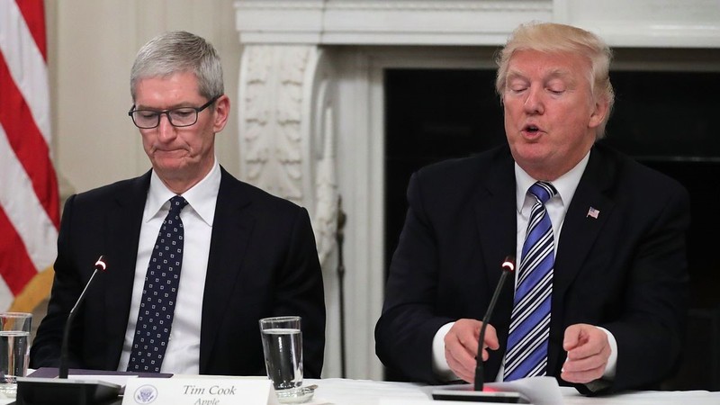 CEO Tim Cook trong chuyến thăm Nhà Trăng hồi tháng 4/2018. Ảnh: CNBC CEO Tim Cook trong chuyến thăm Nhà Trăng hồi tháng 4/2018. Ảnh: CNBC
