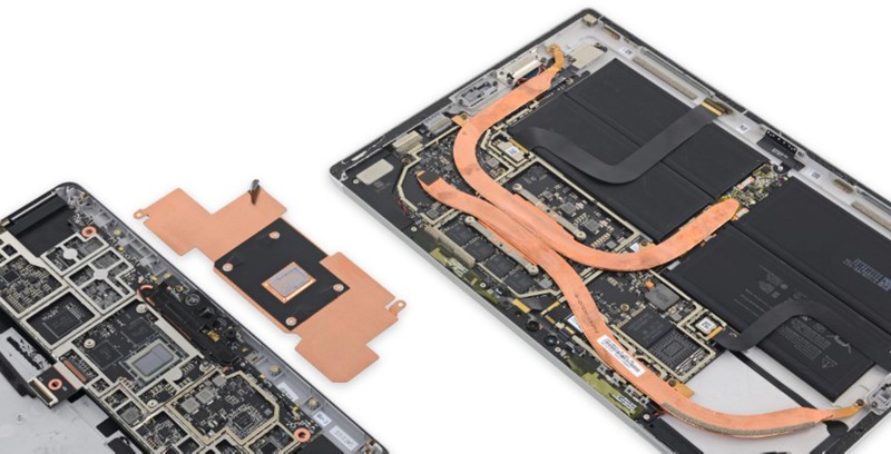 Tất cả linh kiện nhồi nét trong thiết bị mỏng chỉ 8,3 mm và không có ống hay quạt tản nhiệt. Ảnh: iFixit Tất cả linh kiện nhồi nét trong thiết bị mỏng chỉ 8,3 mm và không có ống hay quạt tản nhiệt. Ảnh: iFixit