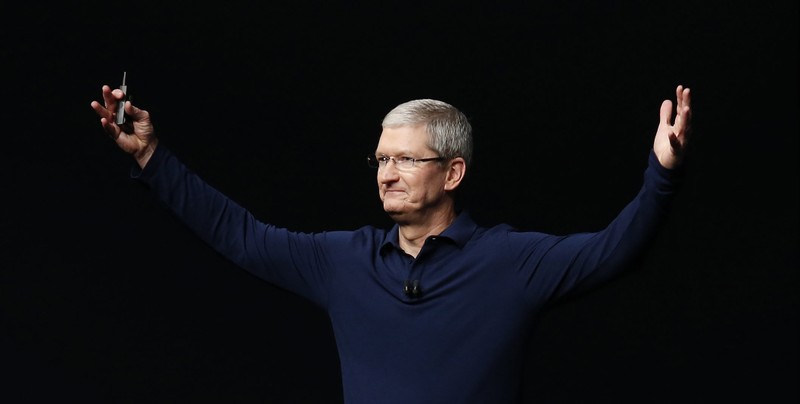 Tim Cook là CEO được trả lương cao thứ hai thế giới vào năm ngoái ảnh 2 CEO Tim Cook đã làm gì để đưa Apple trở thành công ty nghìn tỷ USD đầu tiên?