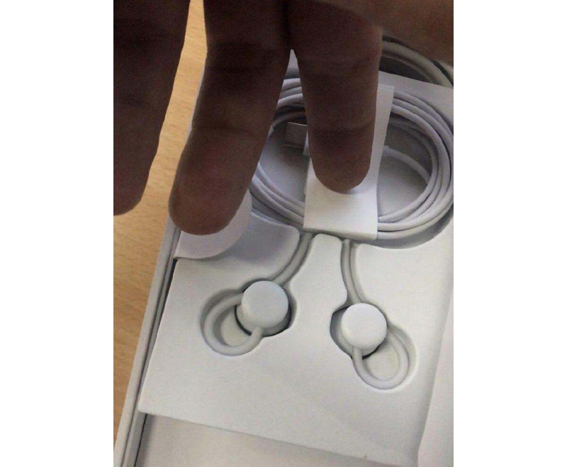 Tai nghe Pixel Buds có dây. Ảnh: Android Police Tai nghe Pixel Buds có dây. Ảnh: Android Police