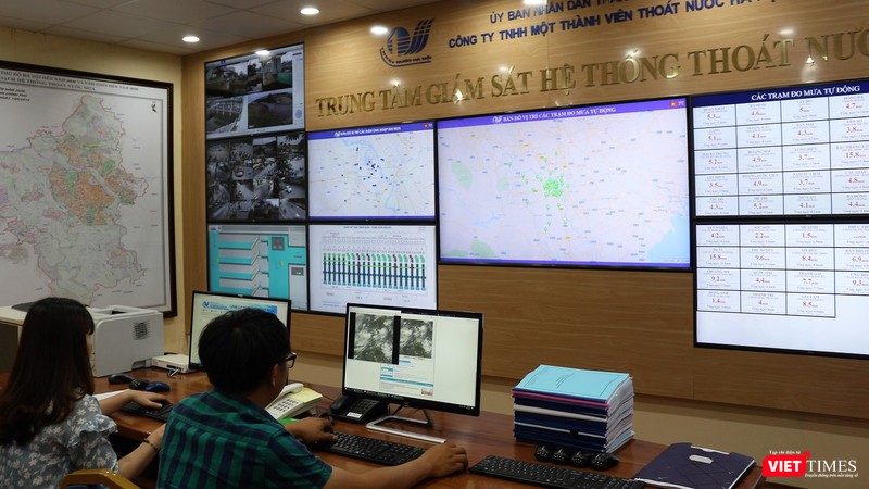 Nhân viên của Trung tâm ghi chép số liệu về lượng mưa, tình trạng mực nước, sau đó tổng hợp và đưa ra các cảnh báo về úng ngập trước khoảng một giờ đồng hồ khi xảy ra trên thực địa.
