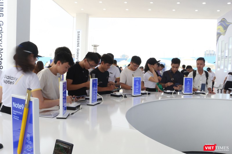 Ai ai cũng háo hức trải nghiệm smartphone đầu bảng của Samsung