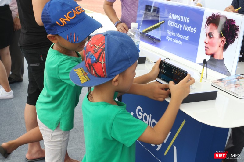 Các em nhỏ mải mê "chiến" game