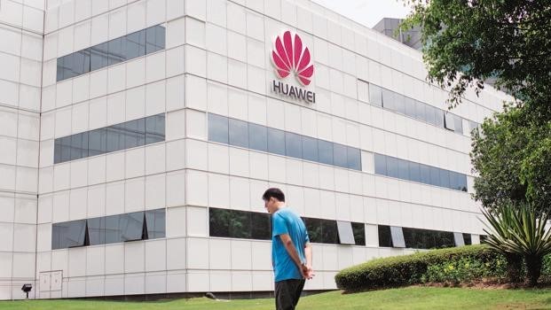 Phát biểu trong cuộc họp báo tại Trụ sở Huawei tại Thâm Quyến, Trung Quốc, Phó chủ tịch cấp cao về an ninh và các vấn đề bảo mật, John Suffolk nhấn mạnh Huawei là công ty bị "kiểm toán, kiểm tra, xem xét và thúc đẩy nhiều nhất thế giới". Ảnh: Wccftech Phát biểu trong cuộc họp báo tại Trụ sở Huawei tại Thâm Quyến, Trung Quốc, Phó chủ tịch cấp cao về an ninh và các vấn đề bảo mật, John Suffolk nhấn mạnh Huawei là công ty bị "kiểm toán, kiểm tra, xem xét và thúc đẩy nhiều nhất thế giới". Ảnh: Wccftech