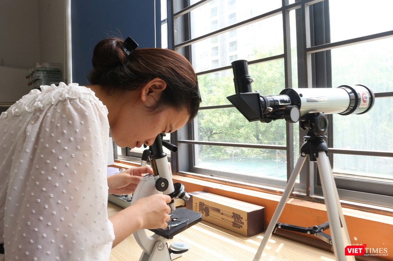 Thí nghiệm với kính hiển vi tại Trung tâm Edison Ngôi sao