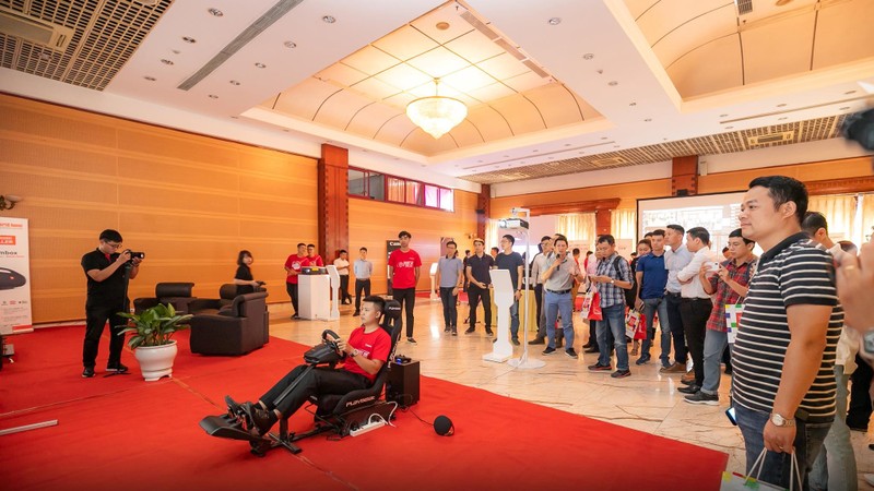 Bộ ghế chơi game và vô-lăng PlaySeat của Logitech dành cho Playstation 4 có giá khoảng 8 triệu đồng Bộ ghế chơi game và vô-lăng PlaySeat của Logitech dành cho Playstation 4 có giá khoảng 8 triệu đồng