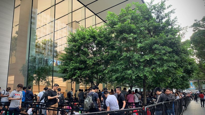 Hàng dài người chờ mua iPhone Xs trước cửa Apple Store tại Singapore. Ảnh: CNET Hàng dài người chờ mua iPhone Xs trước cửa Apple Store tại Singapore. Ảnh: CNET