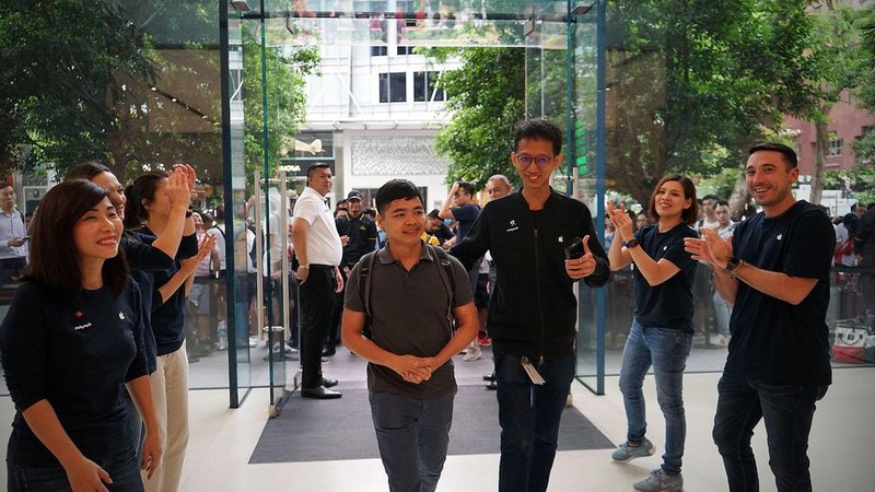 Bên trong Apple Store tại Singapore. Ảnh: CNET Bên trong Apple Store tại Singapore. Ảnh: CNET