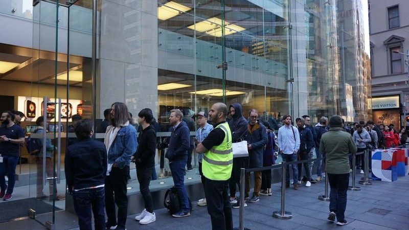 Mặc dù không đông bằng năm ngoái, nhưng iPhone Xs vẫn thu hút được số lượng đông đảo người xếp hàng chờ mua tại Australia. Ảnh: CNET Mặc dù không đông bằng năm ngoái, nhưng iPhone Xs vẫn thu hút được số lượng đông đảo người xếp hàng chờ mua tại Australia. Ảnh: CNET