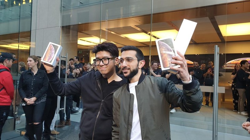 Niềm hân hoan của Teddy Lee và Mazen Kourouche, 2 người đầu tiên may mắn được sở hữu iPhone Xs. Ảnh: CNET Niềm hân hoan của Teddy Lee và Mazen Kourouche, 2 người đầu tiên may mắn được sở hữu iPhone Xs. Ảnh: CNET