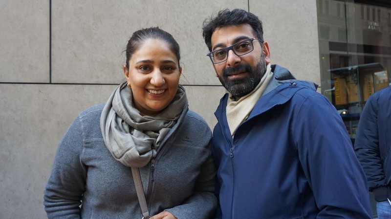 Namrata Singh, nữ phi công Ấn Độ tới xếp hàng mua iPhone Xs tại Sydney, Australia. Ảnh: CNET Namrata Singh, nữ phi công Ấn Độ tới xếp hàng mua iPhone Xs tại Sydney, Australia. Ảnh: CNET