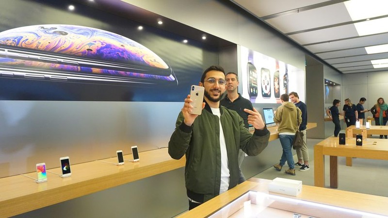 Anh cho biết đã mua cả 3 sản phẩm mới nhất của Apple là iPhone Xs, iPhone Xs Max và Apple Watch Series 4. Ảnh: CNET Anh cho biết đã mua cả 3 sản phẩm mới nhất của Apple là iPhone Xs, iPhone Xs Max và Apple Watch Series 4. Ảnh: CNET