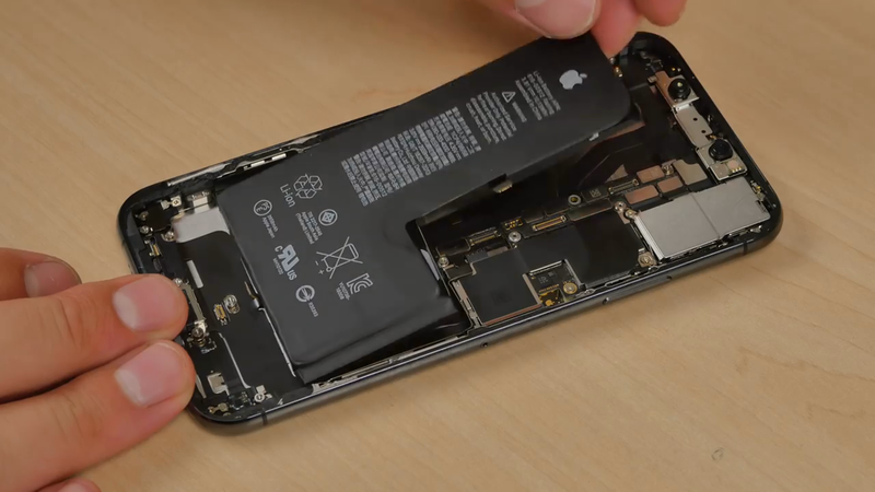 Viên pin chữ L nguyên khối trên iPhone Xs. Ảnh: Fixjephone