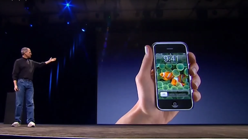 CEO Apple, Steve Jobs giới thiệu iPhone vào đúng thời điểm 9:41 sáng 9/1/2007. Ông Jobs mô tả đây là thiết bị tích hợp giữa chiếc iPod, điện thoạn và công cụ kết nối Internet. Ảnh: Apple