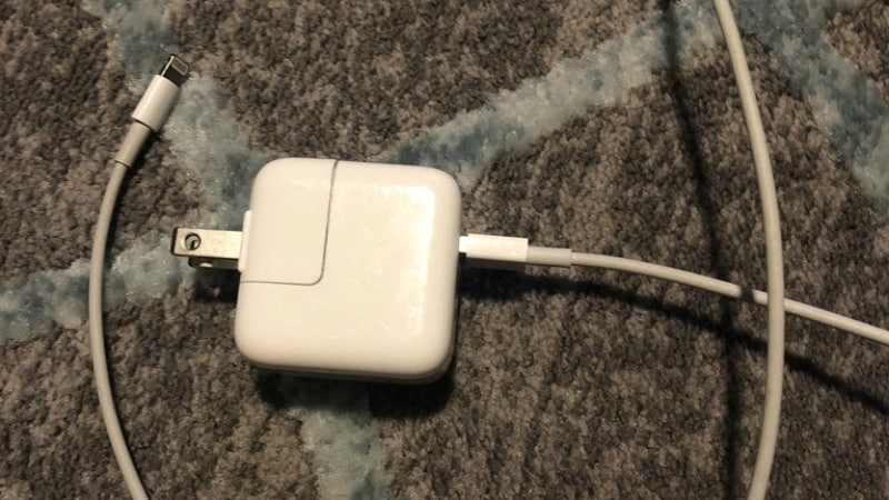 Bộ sạc và cáp Lightning mà anh Mohamad đã sử dụng. Ảnh: Twitter Bộ sạc và cáp Lightning mà anh Mohamad đã sử dụng. Ảnh: Twitter