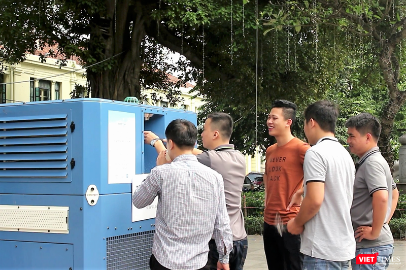 Người dân thủ đô thích thú uống thử nước từ máy lọc không khí của công ty Watergen. Người dân thủ đô thích thú uống thử nước từ máy lọc không khí của công ty Watergen.