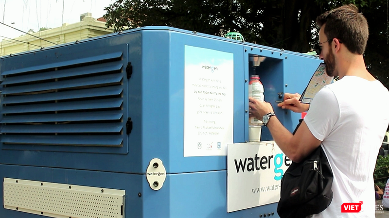 Khách du lịch nước ngoài thường xuyên ghé qua lấy nước tại đây. Khách du lịch nước ngoài thường xuyên ghé qua lấy nước tại đây.