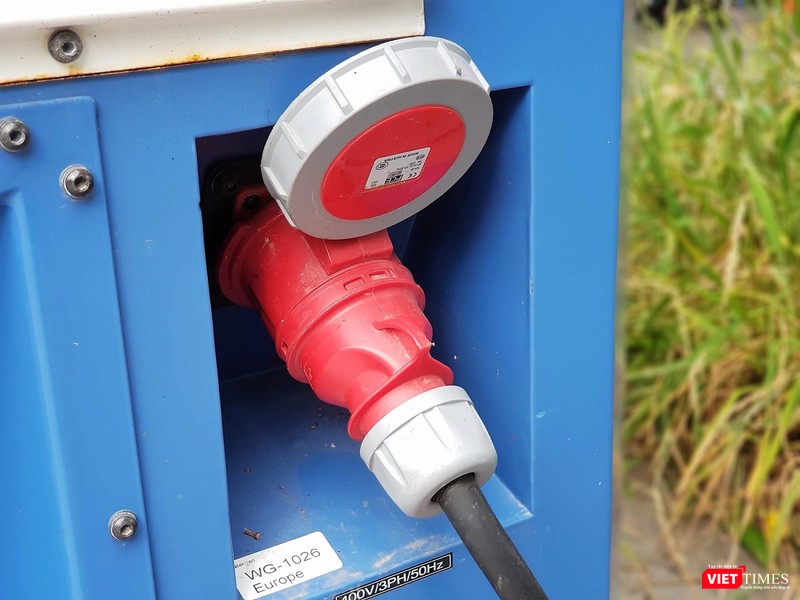 Phần nước dư thừa chảy xuống sẽ được sử dụng để tưới tiêu cho cánh đồng "mini" ngay bên cạnh. Phần nước dư thừa chảy xuống sẽ được sử dụng để tưới tiêu cho cánh đồng "mini" ngay bên cạnh.