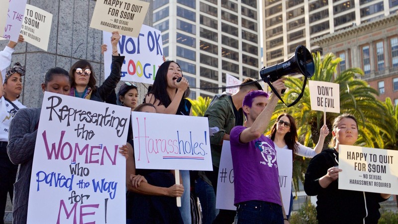 Nhân viên Google tràn xuống đường biểu tình phản đối hành vi quấy rối tình dục. Ảnh: DataHand Nhân viên Google tràn xuống đường biểu tình phản đối hành vi quấy rối tình dục. Ảnh: DataHand