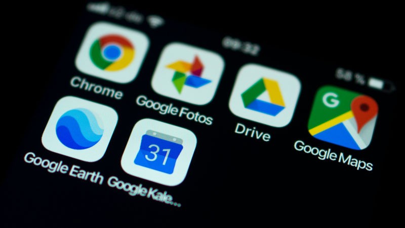Google bị Ủy ban Chống độc quyền của Liên minh Châu Âu cáo buộc ép các nhà sản xuất phải cài đặt sẵn bộ công cụ của Google trên thiết bị Android. Ảnh: Engadget Google bị Ủy ban Chống độc quyền của Liên minh Châu Âu cáo buộc ép các nhà sản xuất phải cài đặt sẵn bộ công cụ của Google trên thiết bị Android. Ảnh: Engadget
