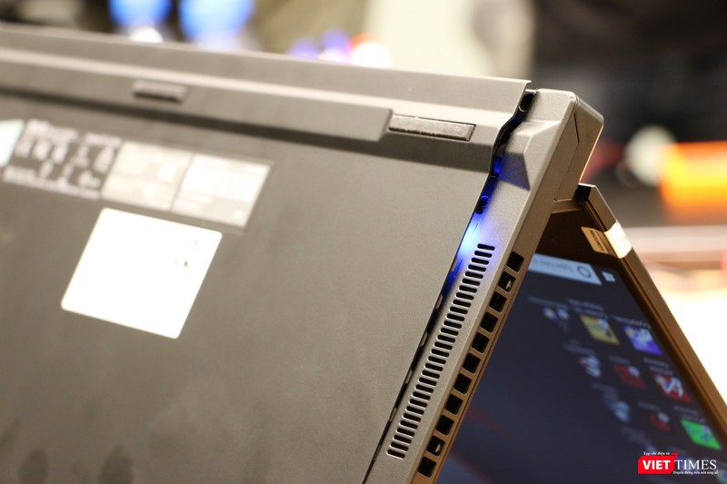 Thiết kế tản nhiệt AAS của Zephyrus S với phần đế dưới được nhấc lên đôi chút khi mở máy