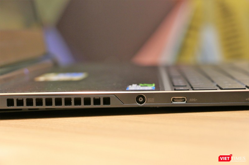 Khe tản nhiệt và cổng kết nối phía bên trái