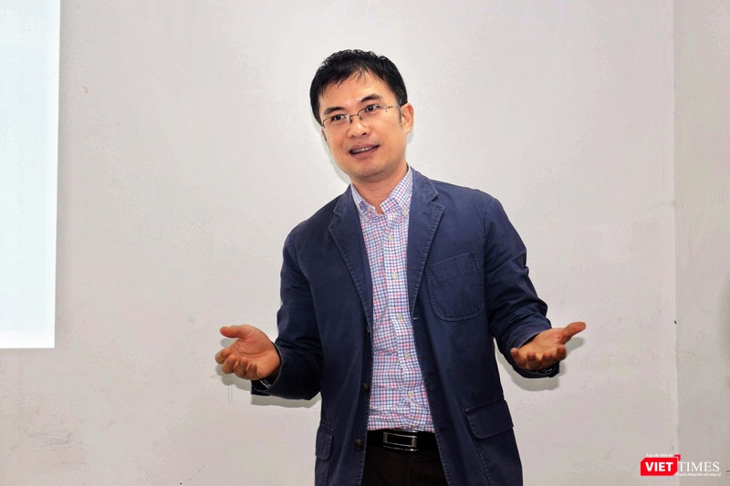 Phó Trưởng bộ môn Phân tích chính sách tài chính - Học viện Tài Chính PGS. TS Vũ Sỹ Cường phát biểu tại hội thảo “Đánh thuế như thế nào cho hoạt động thương mại xuyên biên giới”, do Viện Nghiên cứu Chính sách và Phát triển Truyền thông – IPS tổ chức. Phó Trưởng bộ môn Phân tích chính sách tài chính - Học viện Tài Chính PGS. TS Vũ Sỹ Cường phát biểu tại hội thảo “Đánh thuế như thế nào cho hoạt động thương mại xuyên biên giới”, do Viện Nghiên cứu Chính sách và Phát triển Truyền thông – IPS tổ chức.