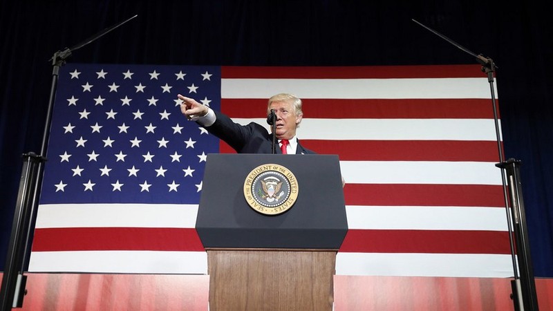 Các công ty cung cấp dịch vụ mạng ở nông thôn lo ngại sắc lệnh trên sẽ khiến họ phải loại bỏ toàn bộ thiết bị mạng của các nhà sản xuất Trung Quốc mà không nhận được đền bù từ chính phủ. Ảnh: Axios Các công ty cung cấp dịch vụ mạng ở nông thôn lo ngại sắc lệnh trên sẽ khiến họ phải loại bỏ toàn bộ thiết bị mạng của các nhà sản xuất Trung Quốc mà không nhận được đền bù từ chính phủ. Ảnh: Axios