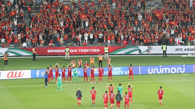 Các cầu thủ Việt Nam tiến ra đường pitch để cảm ơn người hâm mộ tới Abu Dhabi. Ảnh: AFC Asian Cup Các cầu thủ Việt Nam tiến ra đường pitch để cảm ơn người hâm mộ tới Abu Dhabi. Ảnh: AFC Asian Cup