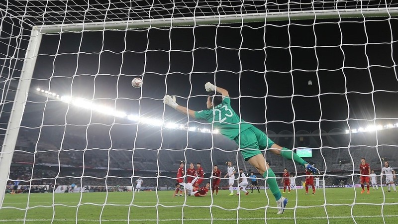 Thủ môn Đặng Văn Lâm bay người hết cỡ nhưng không thể cản phá cú sút hiểm hóc của Ali Adnan. Ảnh: AFC Asian Cup. Thủ môn Đặng Văn Lâm bay người hết cỡ nhưng không thể cản phá cú sút hiểm hóc của Ali Adnan. Ảnh: AFC Asian Cup.