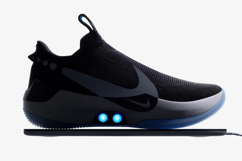 Nike Adapt BB hỗ trợ sạc không dây. Ảnh: DT.