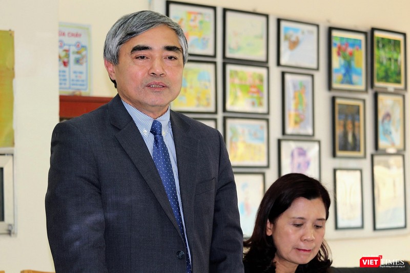 Nguyên Thứ trưởng Bộ TT&TT Nguyễn Minh Hồng, đại diện Hội Truyền thông số Việt Nam, chúc mừng thành tựu mà Trung tâm Truyền thông Ký ức người lính đã đạt được trong năm 2018. Nguyên Thứ trưởng Bộ TT&TT Nguyễn Minh Hồng, đại diện Hội Truyền thông số Việt Nam, chúc mừng thành tựu mà Trung tâm Truyền thông Ký ức người lính đã đạt được trong năm 2018.